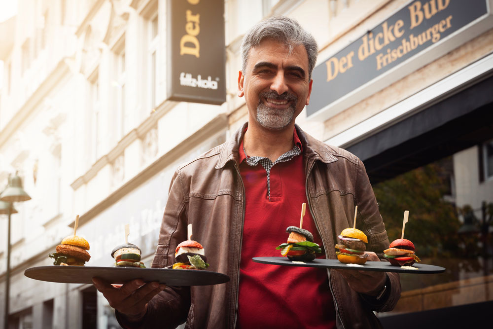 Chef mit Mini-Burgern